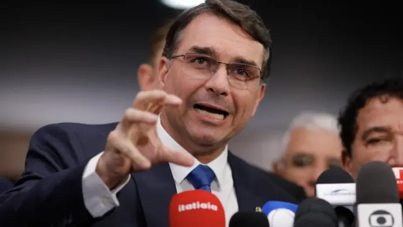 Flávio Bolsonaro inicia pré-campanha com defesa de domiciliar para Jair e discurso anti-PT