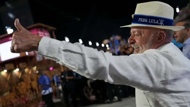 Lula é ovacionado na Sapucaí ao aparecer em camarote no Rio