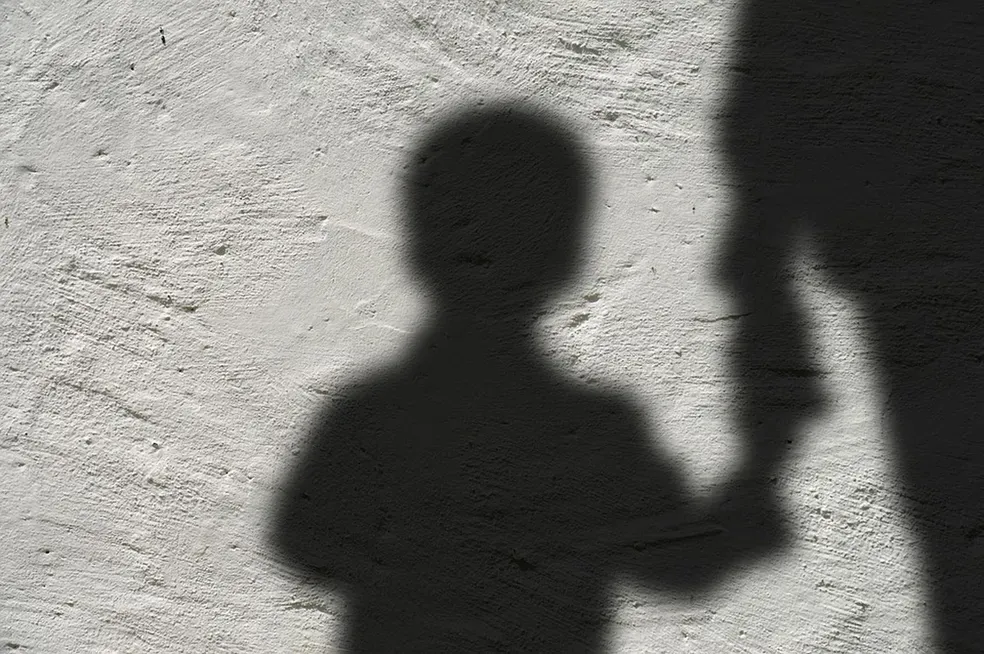 Mãe é presa em Maceió por lesão corporal ao bater no filho de 2 anos após ele derrubar televisão