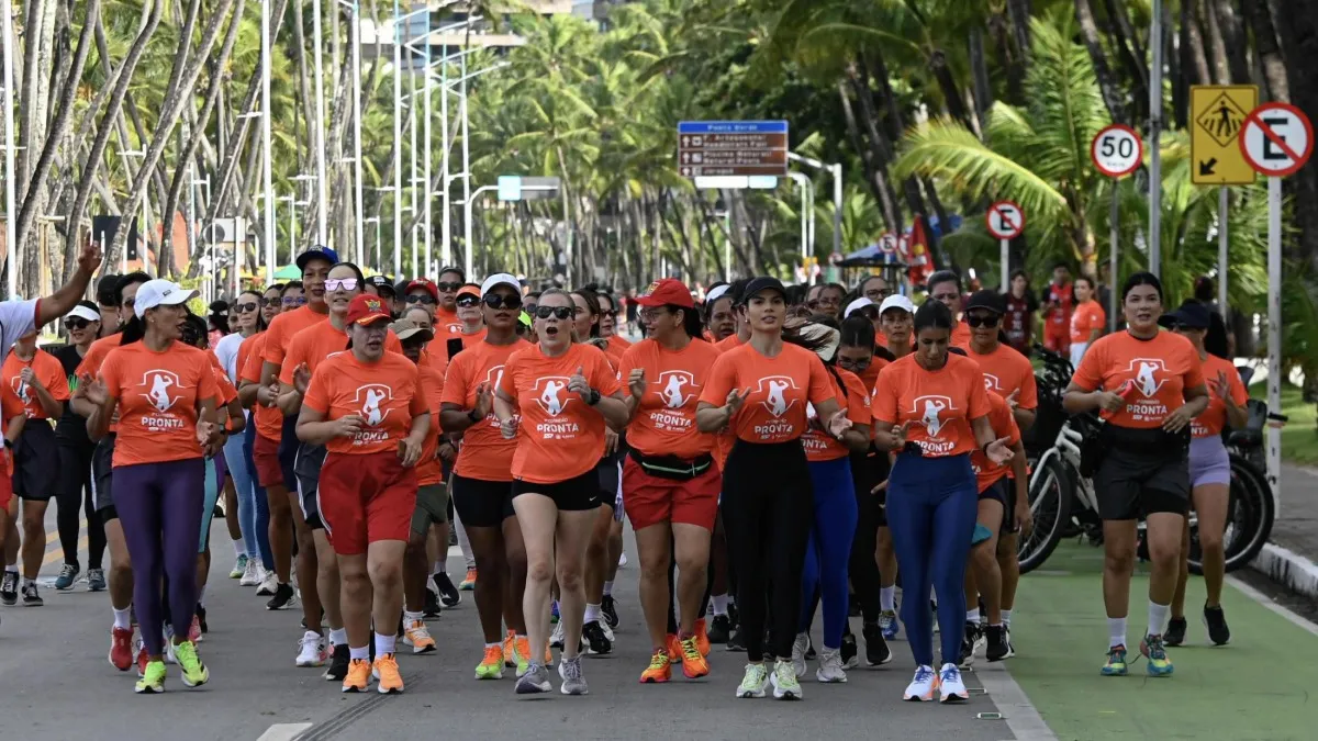 Mulheres das forças de segurança percorrem orla de Maceió para divulgar programa