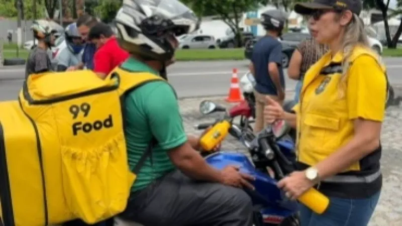 Blitz educativa com motociclistas marca início do Maio Amarelo em Maceió