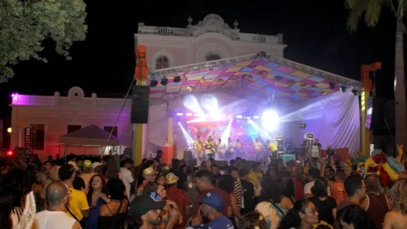 Primeira noite do Carnaval É Massa movimenta Jaraguá com praça lotada e diversidade cultural