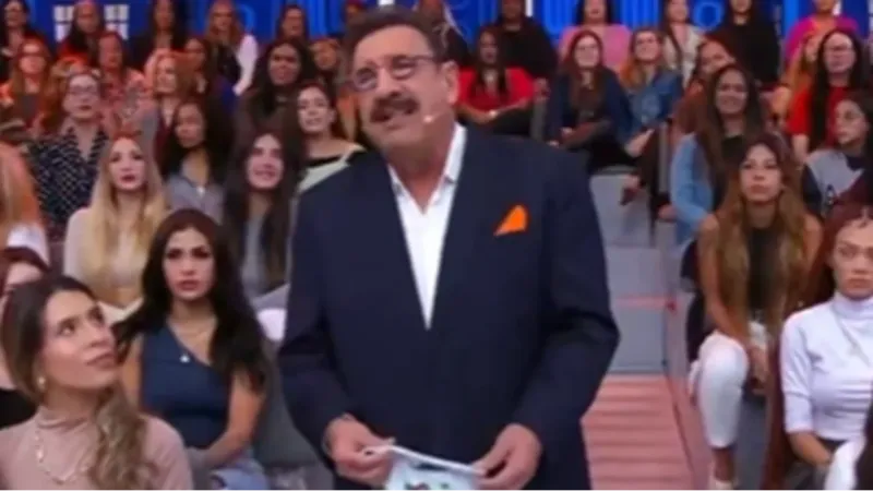 Ratinho diz que fica preocupado ao ver homens se beijando: ‘Saiu do mercado’