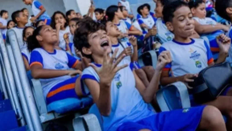 Estudantes vivenciam experiência do Projeto Jovem Torcedor no Rei Pelé