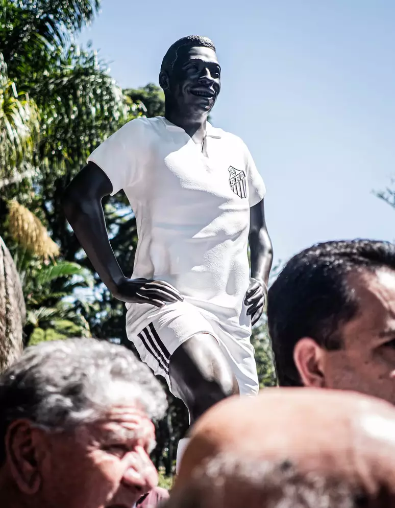 Pelé ganha estátua onde marcou seu 1º gol; veja como ficou