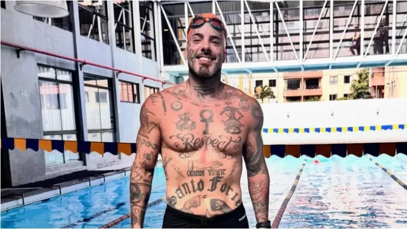 Tico Santta Cruz exibe shape ao nadar em Maceió após eliminar 20 kg