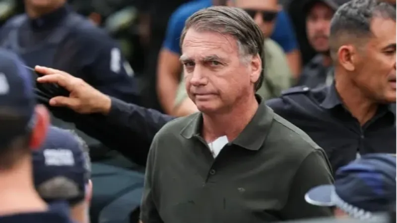 Soluços de Bolsonaro voltaram após procedimentos, diz Carlos Bolsonaro
