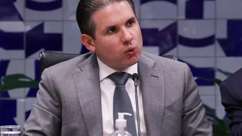 Motta convoca reunião de líderes para votar PL do fim da escala 6x1