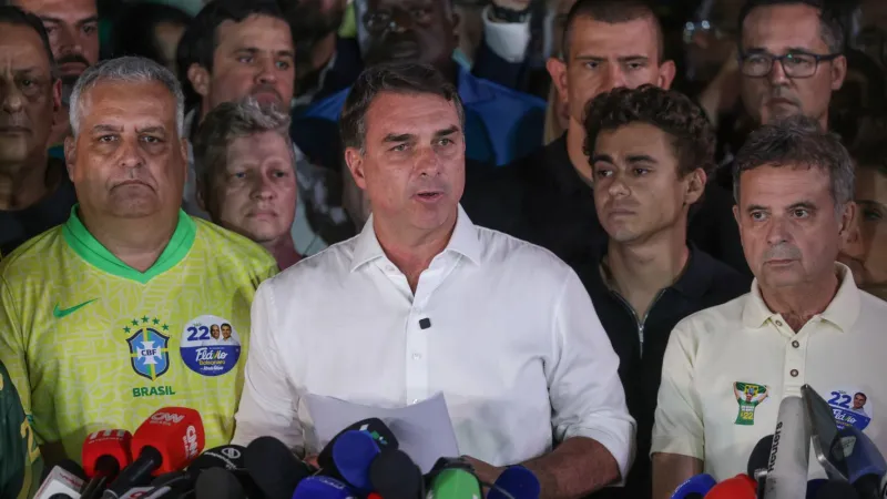 Flávio Bolsonaro cruza fronteira argentina e segue para o Equador