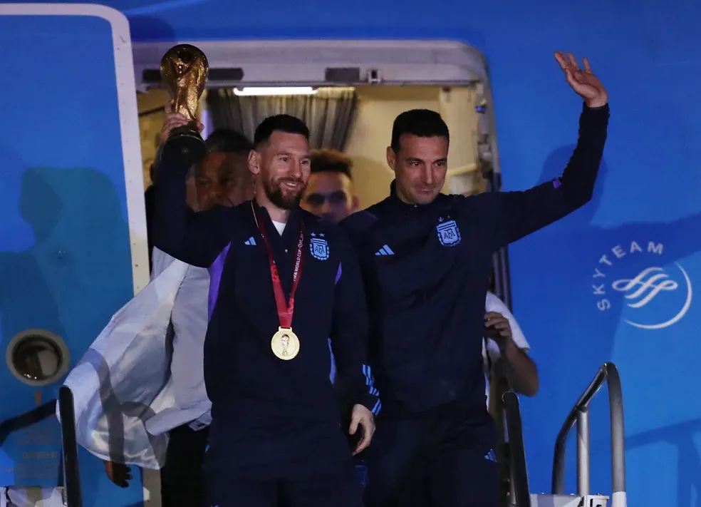 Argentina desembarca em Buenos Aires com multidão no aeroporto