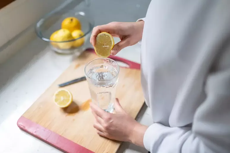 Beber água com limão de manhã emagrece mesmo? Veja mitos e verdades