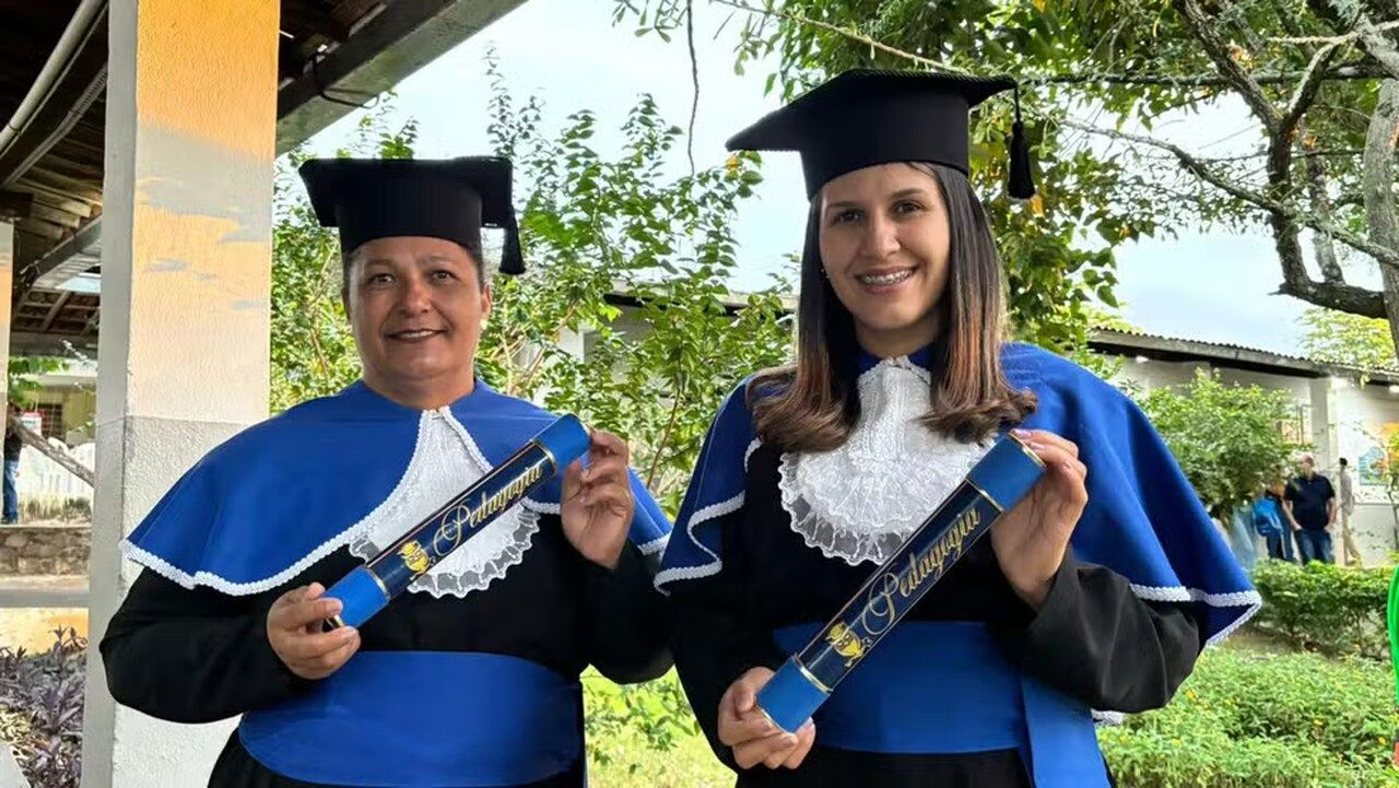 Mãe e filha estudam juntas e se formam em pedagogia no mesmo dia: 'Um privilégio'