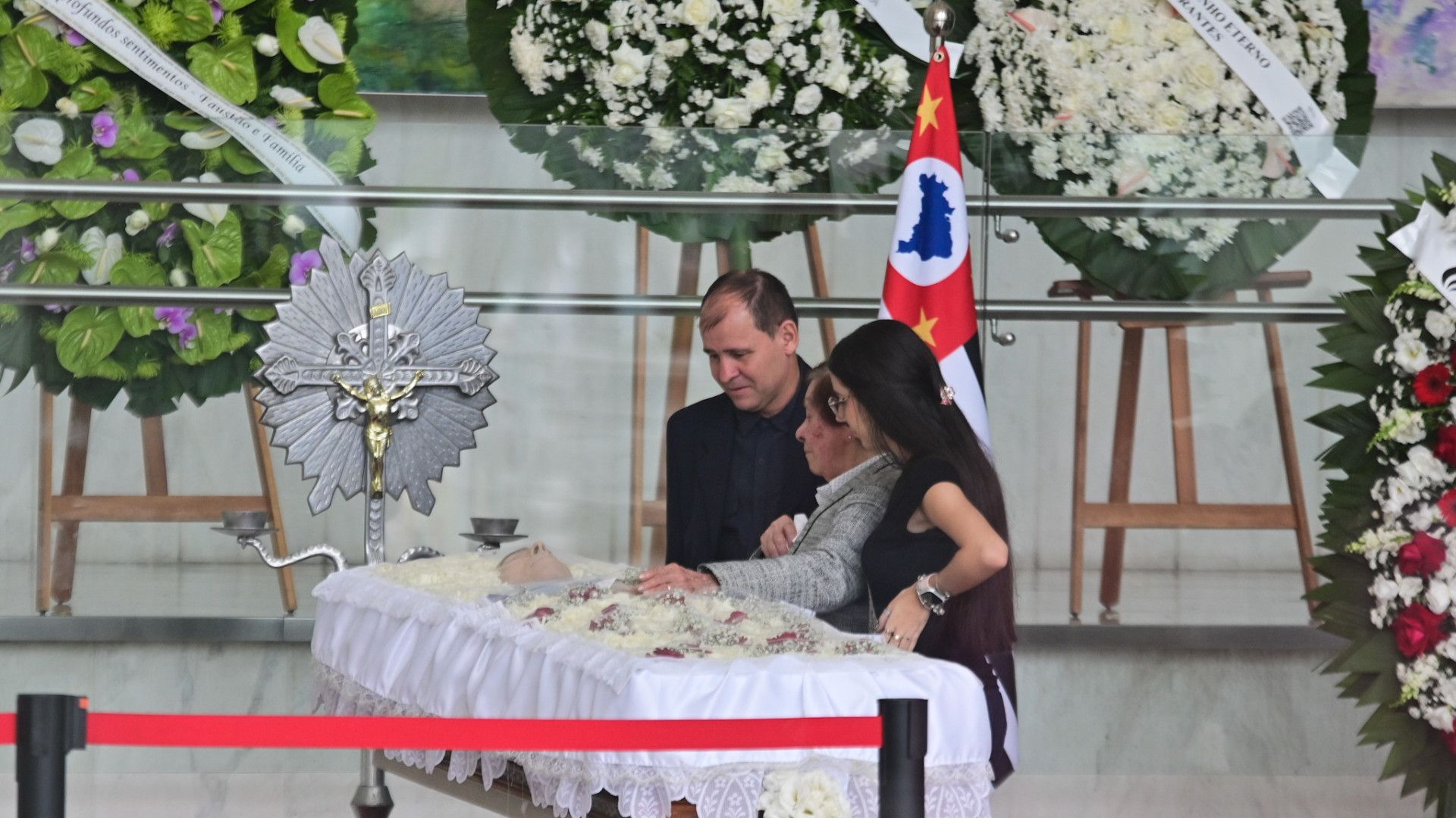 Fãs e familiares se despedem de Agnaldo Rayol em velório na Alesp