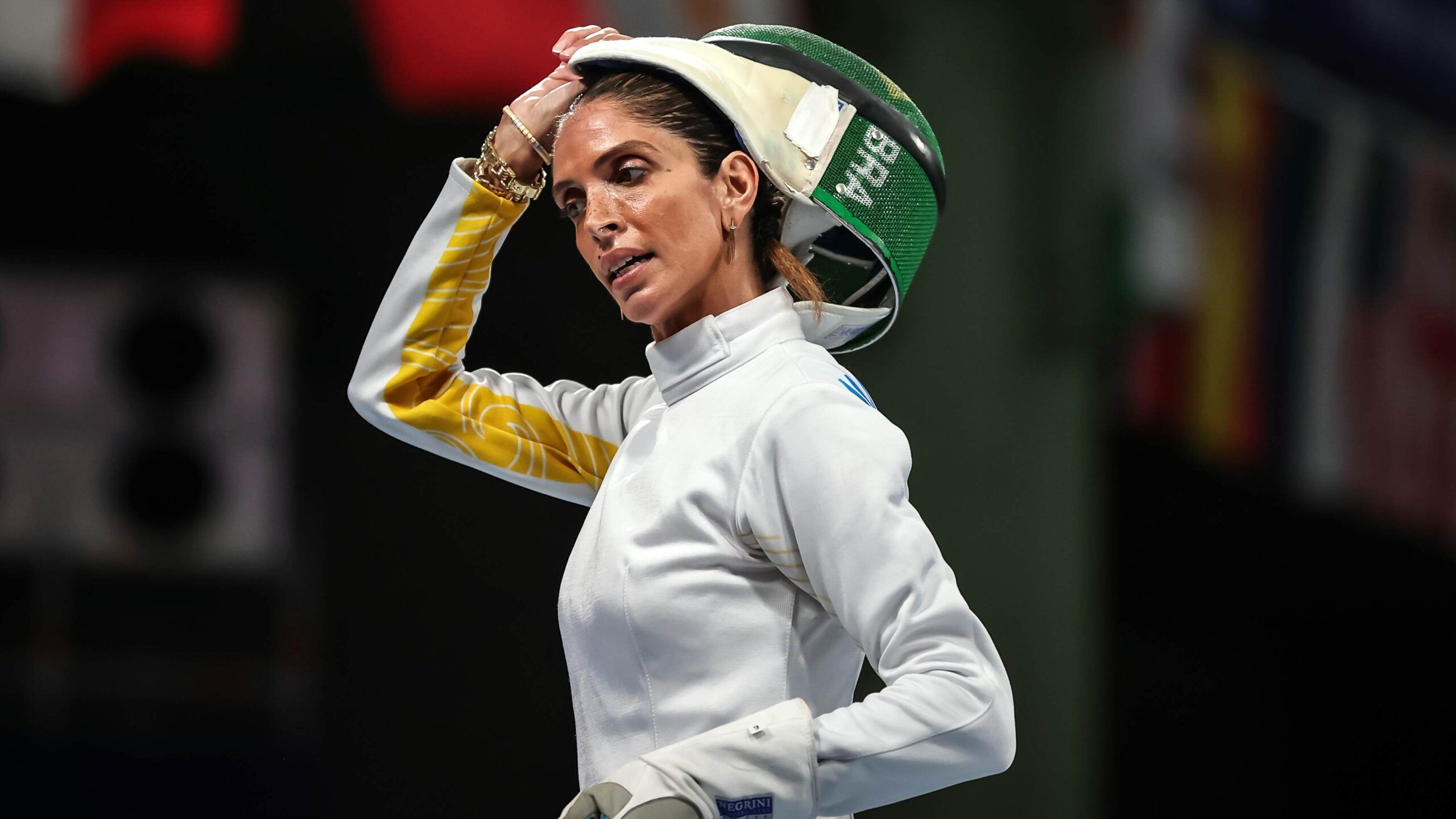 Atleta brasileira da esgrima, Nathalie Moellhausen competiu em Paris com um tumor nas costas