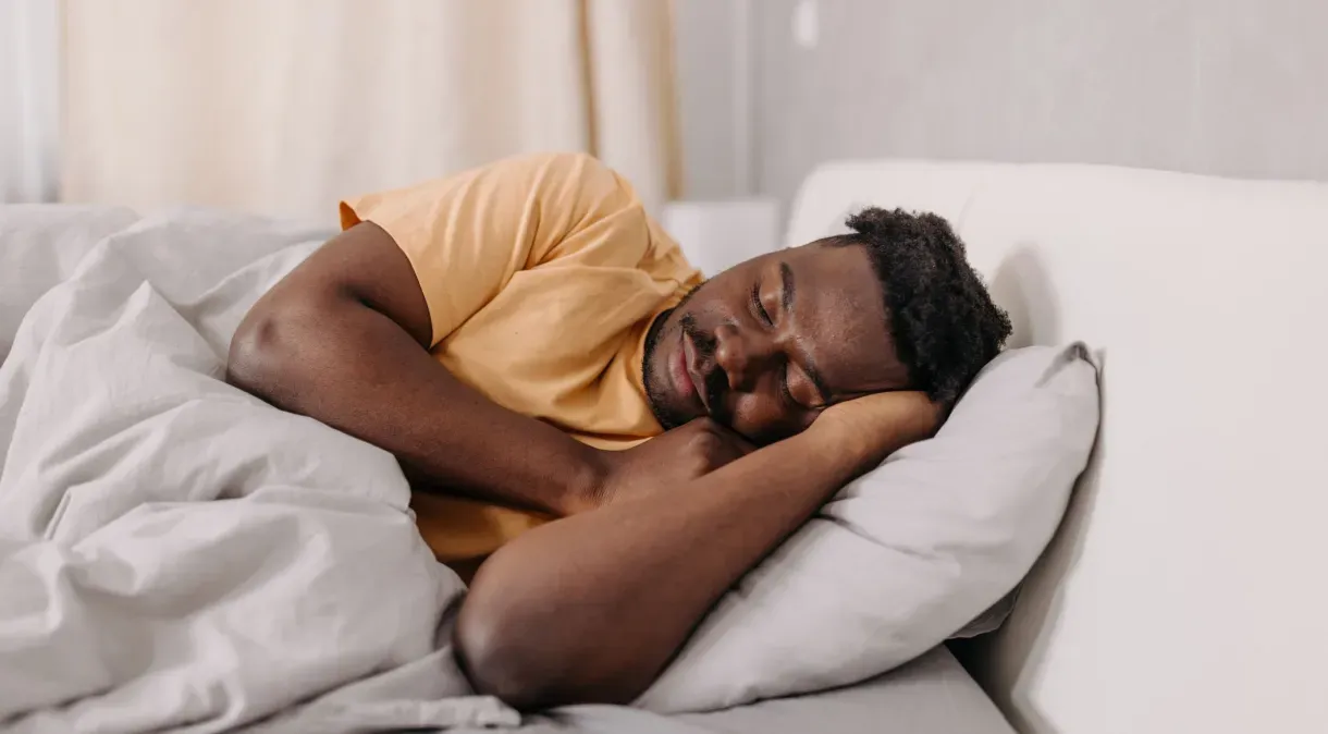 Existe posição certa para dormir? Especialista responde e dá dicas