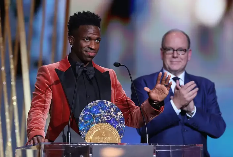 Bola de Ouro: 6º melhor do mundo, Vini Jr. leva Prêmio Sócrates por luta contra o racismo