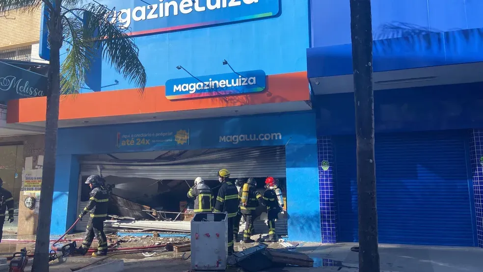 Testemunhas contaram que viram fumaça saindo da loja por volta das 6h.