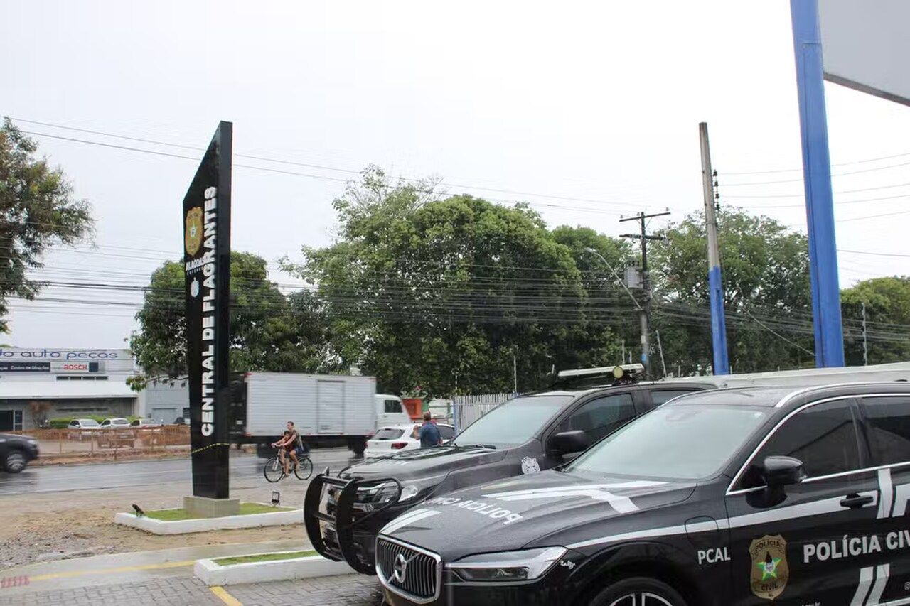 Menino pede socorro para a polícia após mãe ser agredida pelo marido com socos no rosto em Maceió