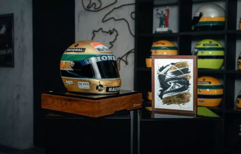 Capacete de Ayrton Senna folheado a ouro é colocado à venda; confira valor
